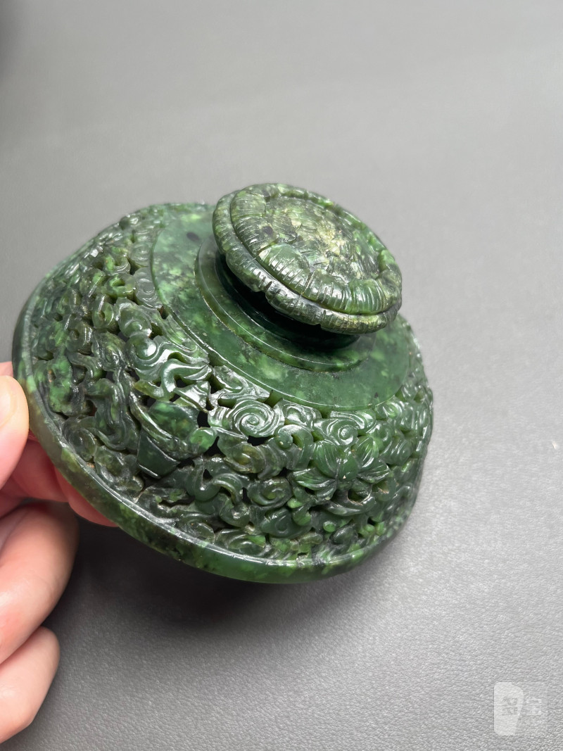 清乾隆  碧玉饕餮纹折沿熏炉（带木座） - 图9